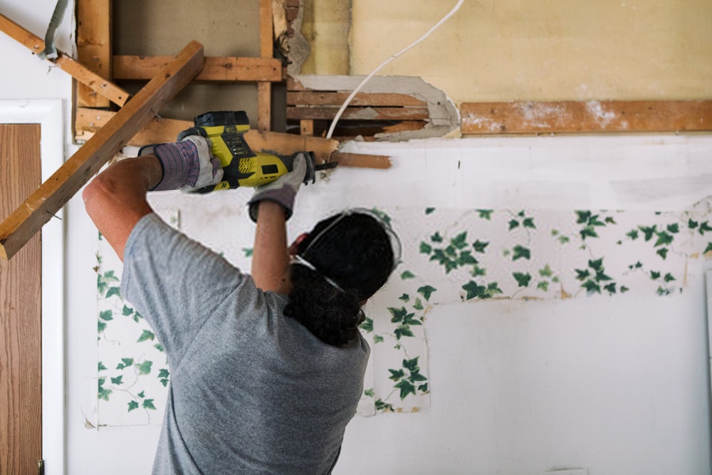 Man Uses Best Reciprocating Saw Man Uses Best Reciprocating Saw