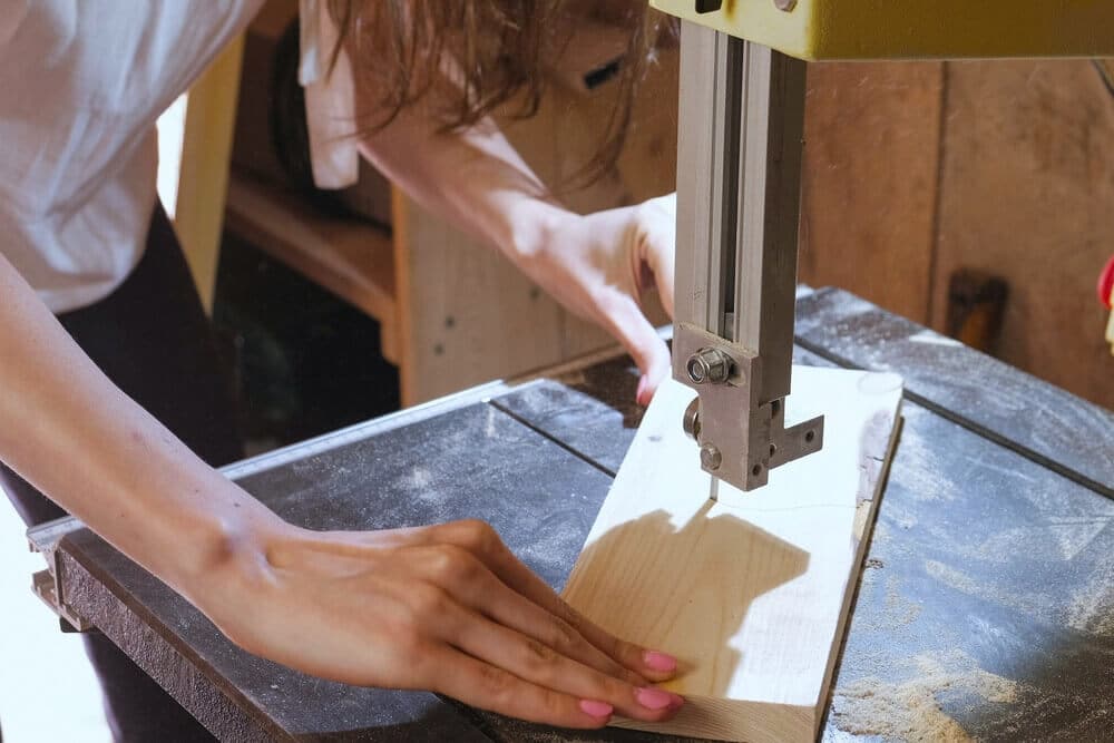 Curved-and-circular-cutting Band saw cutting Curved wood