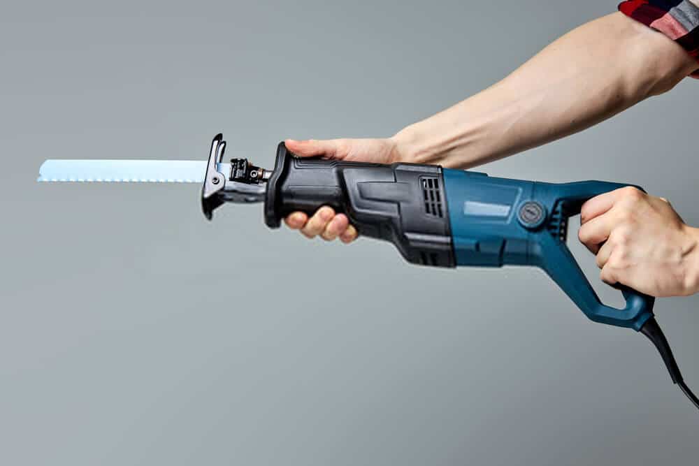 recap-saw Reciprocating saw with blade in male hands